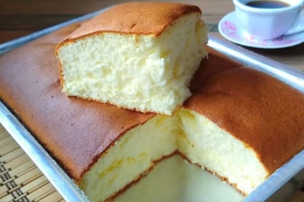 Quando faço essa receita de Bolo Algodão de Leite Condensado, não sobra nem farelo!