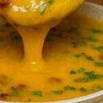 Caldo de Mandioca com Linguiça: Sabor e Tradição em Cada Colherada