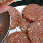 Hambúrguer Caseiro com 4 Ingredientes: Sabor e Praticidade na Sua Cozinha