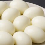 Não Cozinhe os Ovos Diretamente na Água! Esse é o Segredo dos Restaurantes!