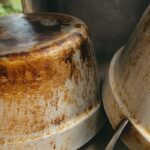 Como limpar panela queimada de gordura e deixar brilhando de novo rapidinho