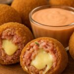 Bolinho Frito de Linguiça com Recheio de Queijo: uma explosão de sabor