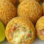 Bolinho de Arroz Bem Recheado com Presunto e Queijo: um petisco irresistível!