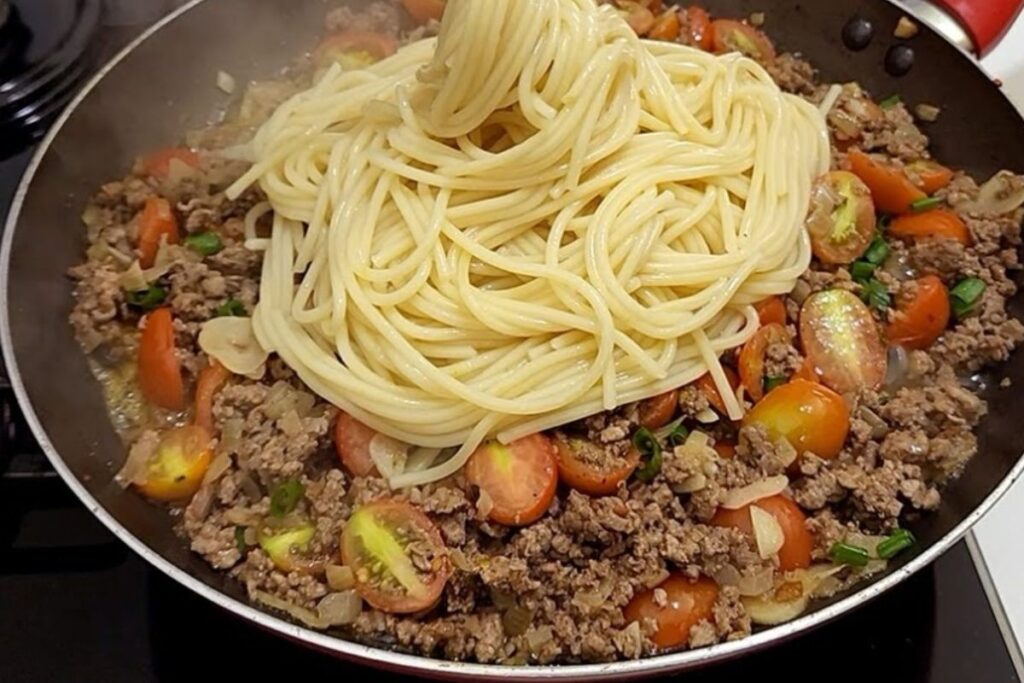 Receita de Macarrão na Manteiga com Carne Moída: Praticidade e Sabor em Cada Garfada