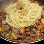 Receita de Macarrão na Manteiga com Carne Moída: Praticidade e Sabor em Cada Garfada