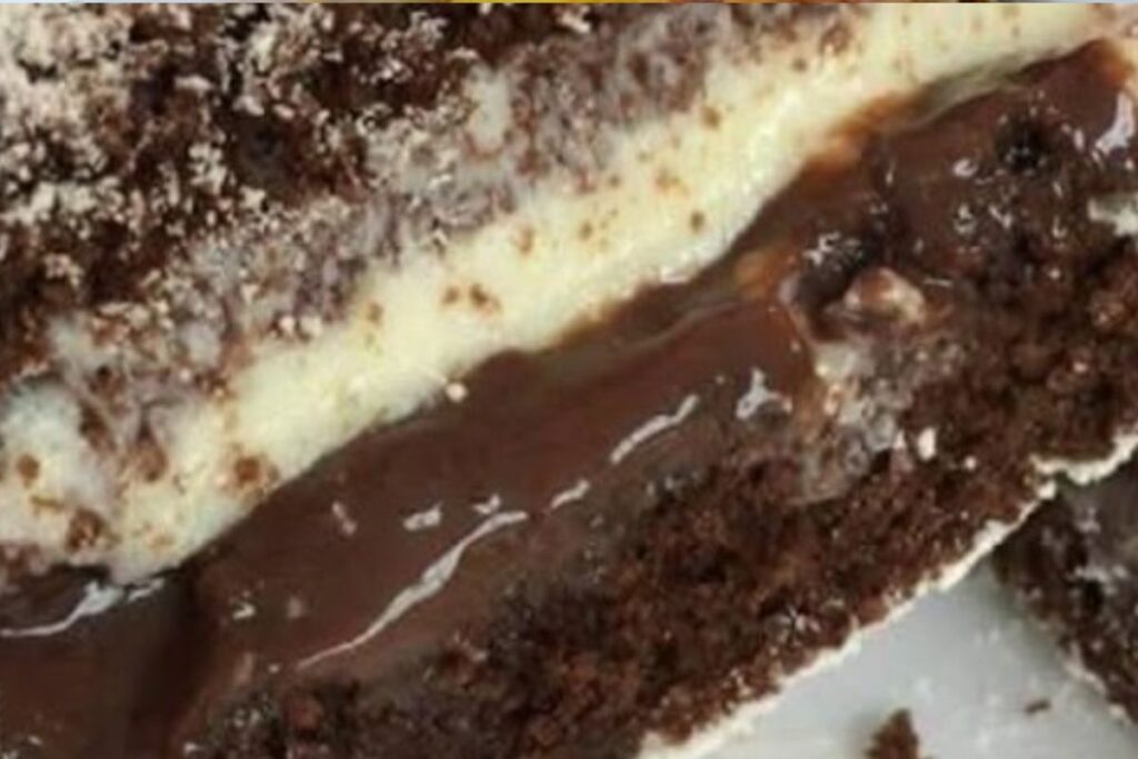 Bolo Gelado Trufado de Chocolate com Camadas de Creme: Uma Delícia Irresistível