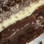 Bolo Gelado Trufado de Chocolate com Camadas de Creme: Uma Delícia Irresistível