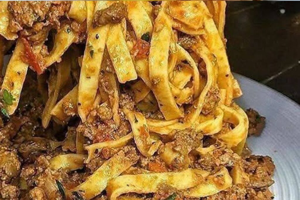 Macarrão Talharim à Bolonhesa: Uma Receita Irresistível para Reunir a Família