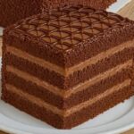 Bolo Céu de Chocolate com Cobertura e Recheio Cremoso: Uma Delícia dos Deuses!