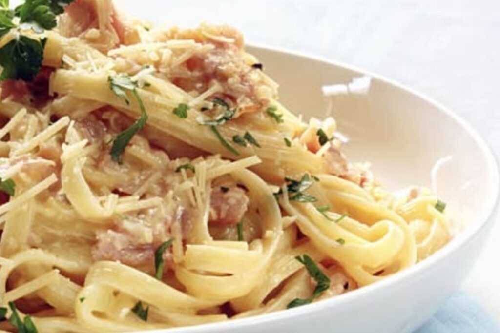 Fettuccine Cremoso com Presunto e Parmesão – Um Clássico Irresistível