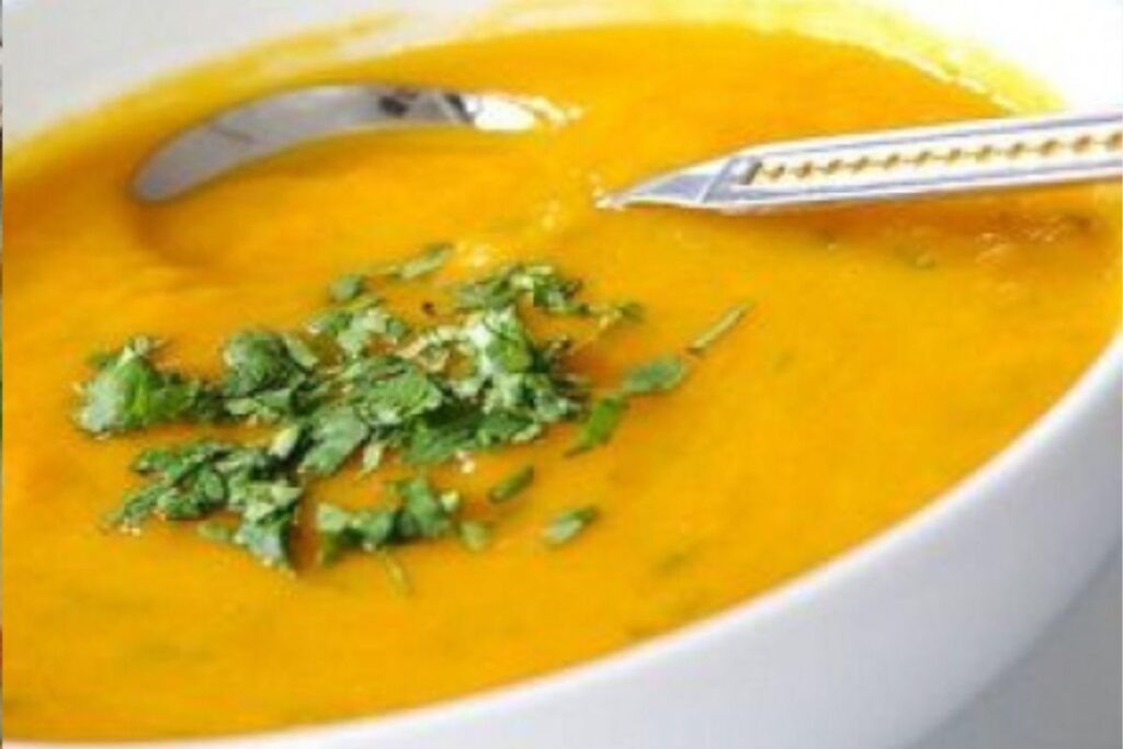 Caldo de Abóbora com Couve, Frango e Gengibre: Sabor, Saúde e Conforto em Uma Só Receita