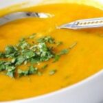 Caldo de Abóbora com Couve, Frango e Gengibre: Sabor, Saúde e Conforto em Uma Só Receita