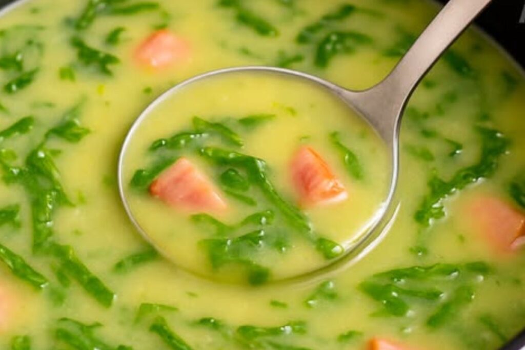 Caldo Verde Especial da Vovó Palmirinha: conforto, sabor e tradição!