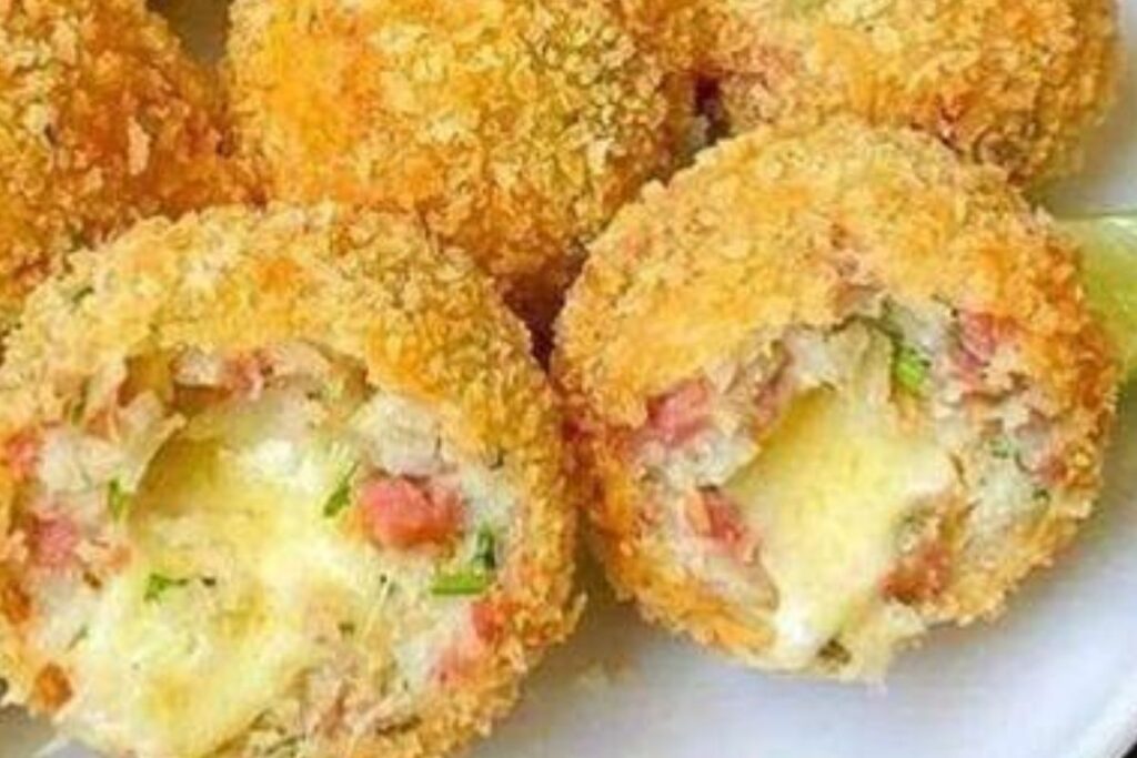 Bolinho de Arroz com Queijo e Calabresa: A Delícia que Transforma Sobras em Festa!