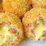 Bolinho de Arroz com Queijo e Calabresa: A Delícia que Transforma Sobras em Festa!