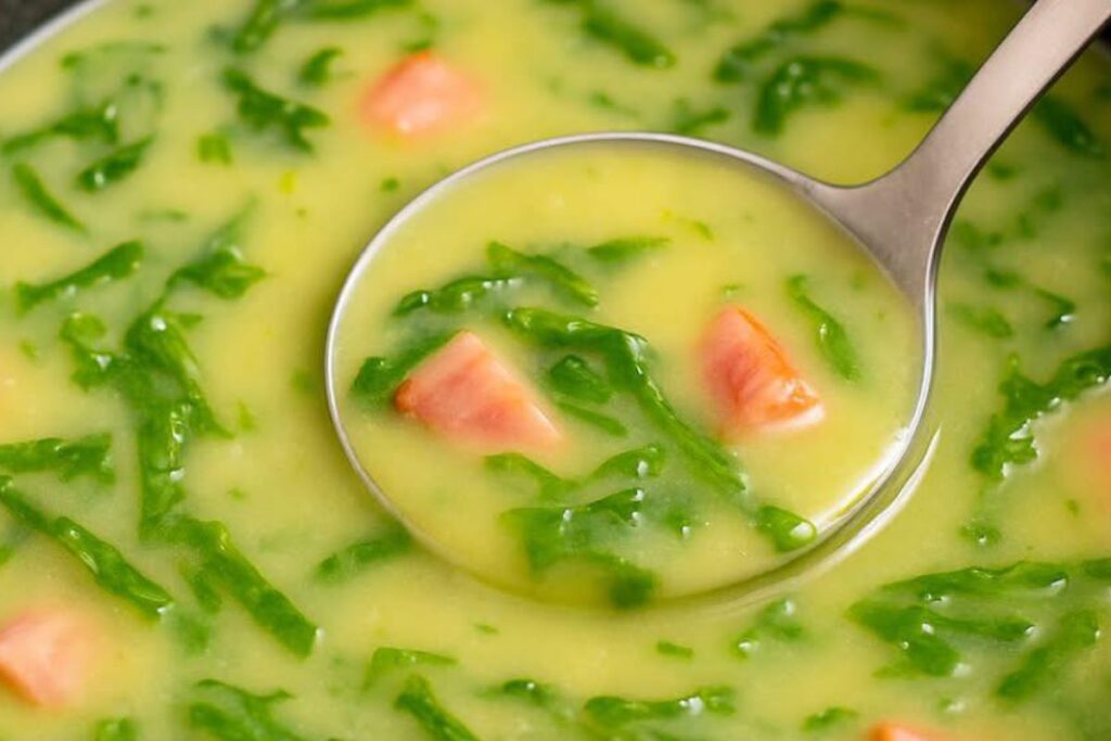 Caldo Verde Especial da Vovó Palmirinha: Receita Quentinha e Cheia de Amor