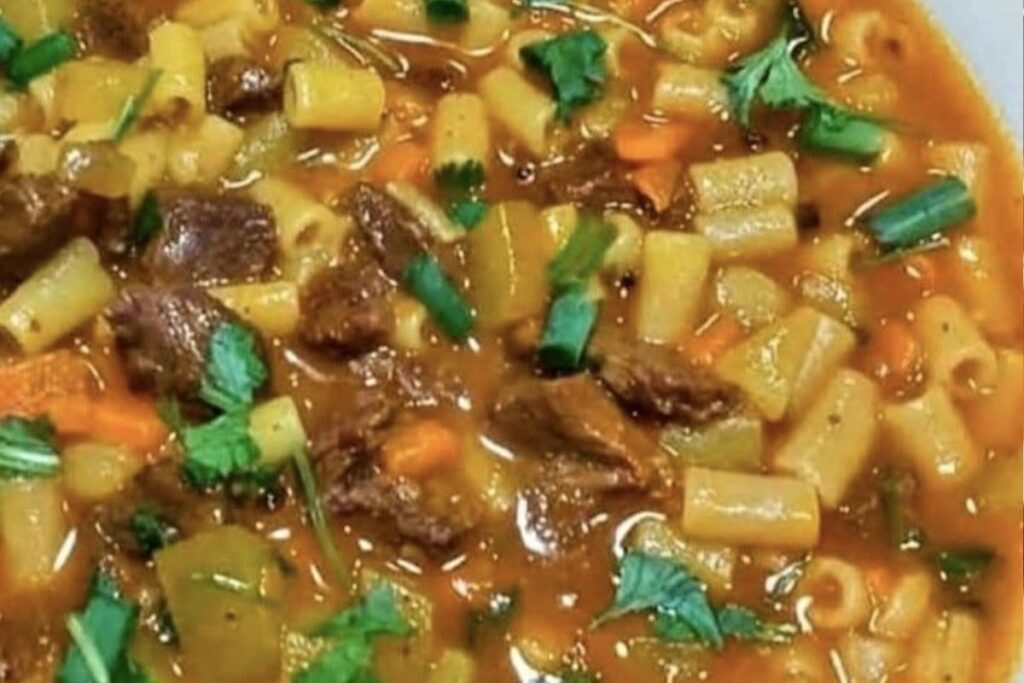 Sopa de Legumes com Carne: Conforto, Nutrição e Sabor em Uma Panela Só!