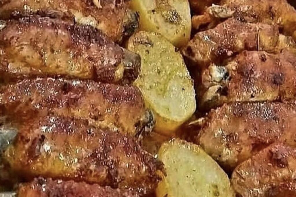 Asas de Frango Assadas com Batatas no Forno: crocantes, douradas e irresistíveis!