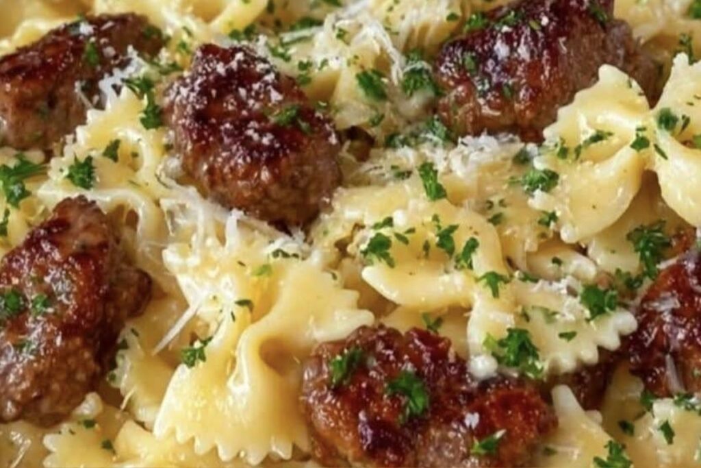 Massa de Gravata Cremosa com Carne, Alho e Parmesão: Um Conforto em Cada Garfada!