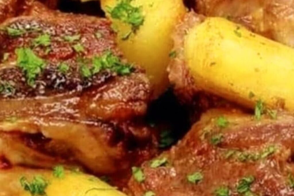 Costelinha Suína com Mandioca: O Almoço Perfeito Para Reunir a Família
