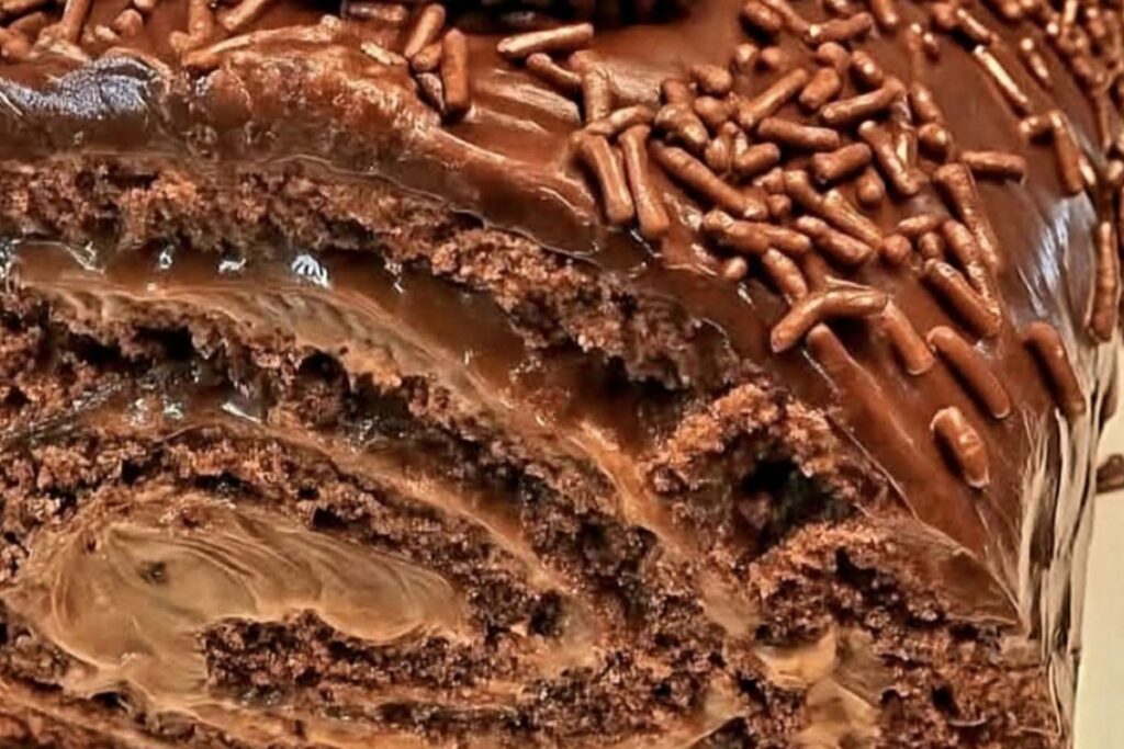 Rocambole de Chocolate com Recheio e Cobertura de Brigadeiro: Uma Doçura Irresistível para Todas as Ocasiões
