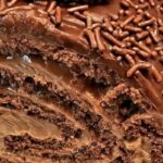 Rocambole de Chocolate com Recheio e Cobertura de Brigadeiro: Uma Doçura Irresistível para Todas as Ocasiões