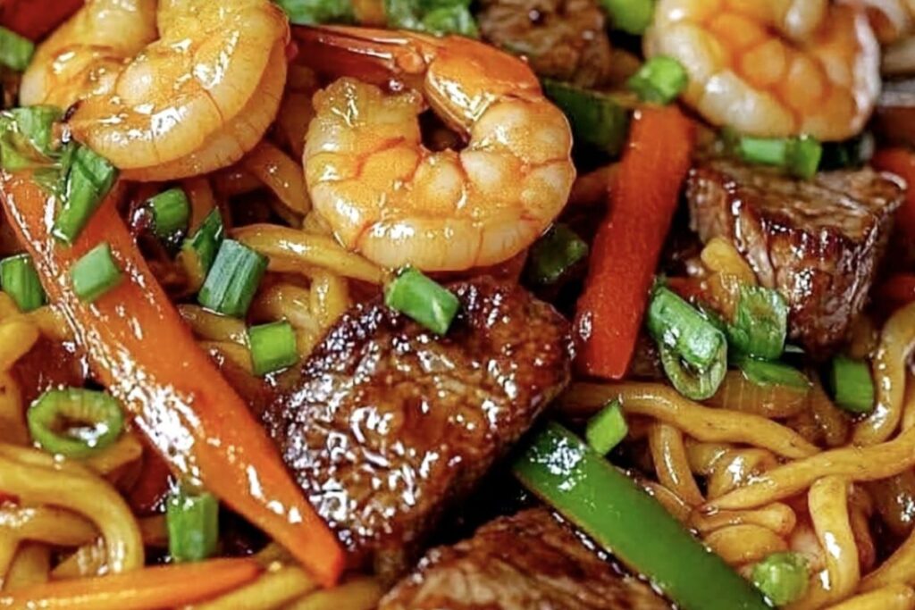 Macarrão Salteado com Alho, Manteiga, Carne e Camarão: Sabor de Restaurante na Sua Casa