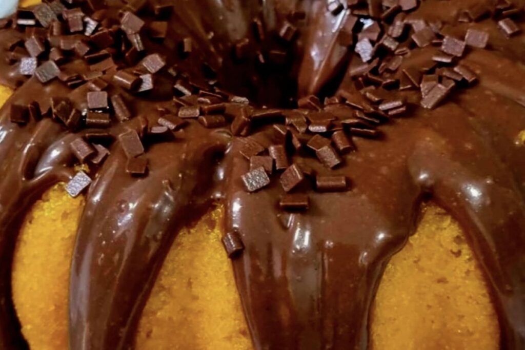 Como Fazer um Bolo de Cenoura com Cobertura de Chocolate Irresistível