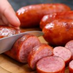 Linguiça Assada na Panela de Pressão com Cebola: Sabor e Praticidade na Medida Certa