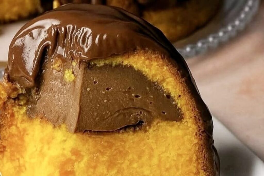 Receita de Bolo de Cenoura que Já Sai Recheado do Forno: Uma Surpresa Deliciosa!