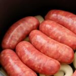 Linguiça Assada na Panela de Pressão com Cebola: simples, suculenta e irresistível!