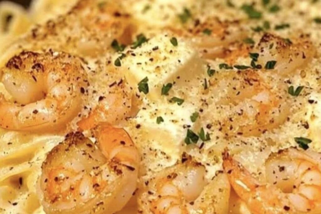 Fettuccine Alfredo com Camarões: um prato sofisticado e fácil de fazer