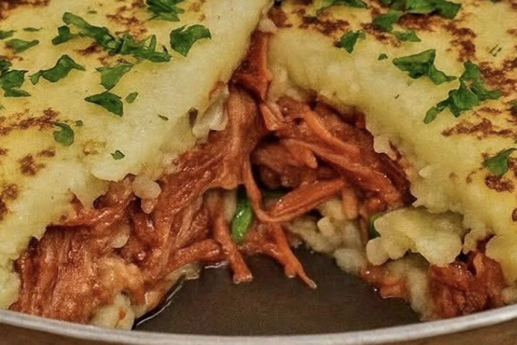 Escondidinho de Mandioca com Carne Seca: uma delícia brasileira direto para sua mesa!