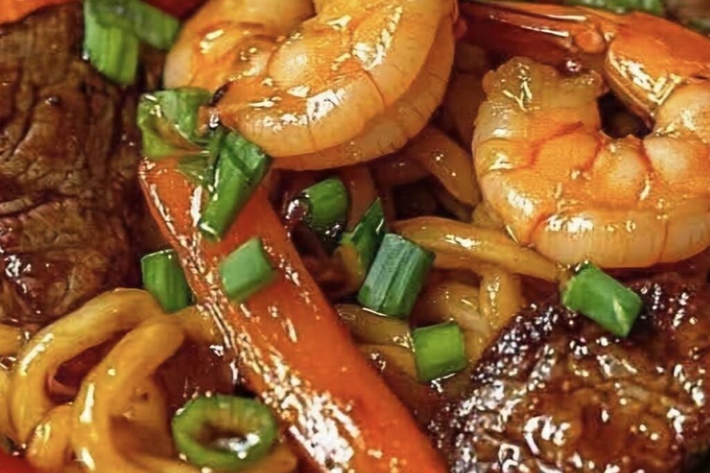 Macarrão Salteado com Alho, Manteiga, Carne e Camarão: A Receita que Vai Conquistar o Seu Almoço