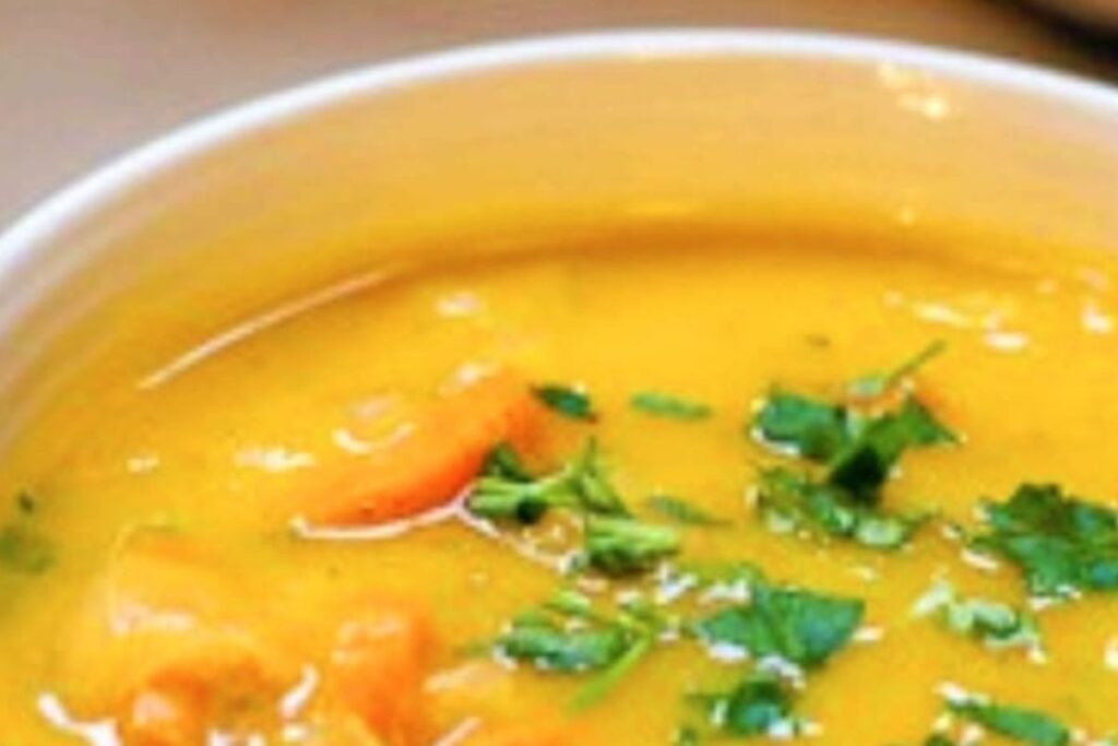 Sopa Cremosa de Legumes com Frango: Conforto em Forma de Colher