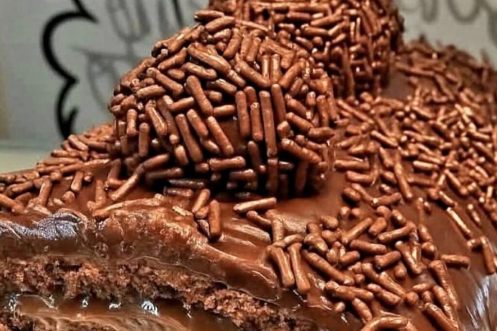 Rocambole de Chocolate com Recheio e Cobertura de Brigadeiro: A Doce Tentação que Derrete na Boca