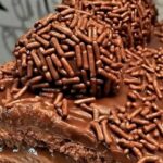 Rocambole de Chocolate com Recheio e Cobertura de Brigadeiro: A Doce Tentação que Derrete na Boca