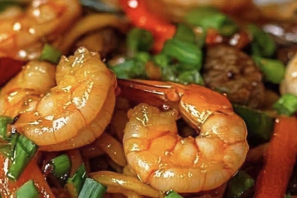 Macarrão salteado com alho, manteiga, carne e camarão: sabor irresistível em poucos minutos