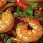 Macarrão salteado com alho, manteiga, carne e camarão: sabor irresistível em poucos minutos
