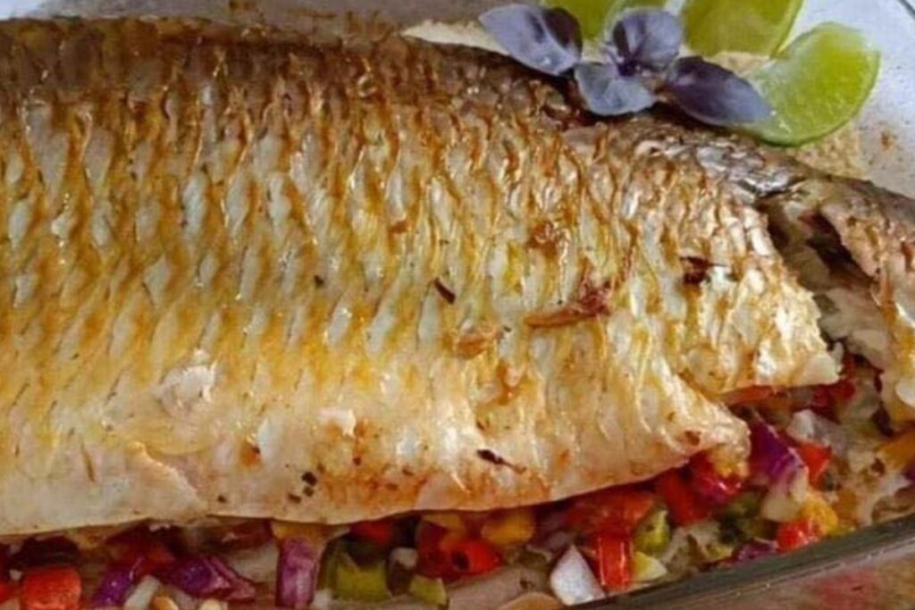 Peixe assado no forno com vinagrete: leve, saboroso e muito fácil de fazer
