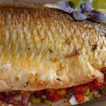 Peixe assado no forno com vinagrete: leve, saboroso e muito fácil de fazer