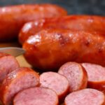 Linguiça Assada na Panela de Pressão com Cebola: Sabor, praticidade e suculência