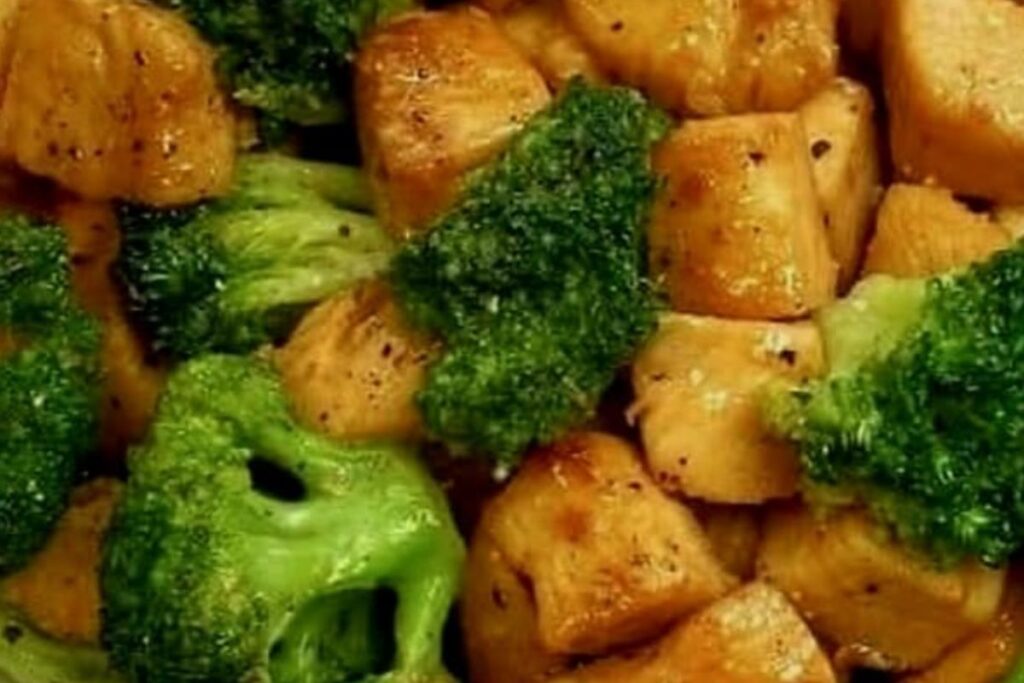 Cubos de Frango Grelhados com Brócolis: a receita prática, leve e deliciosa que conquista no primeiro garfo