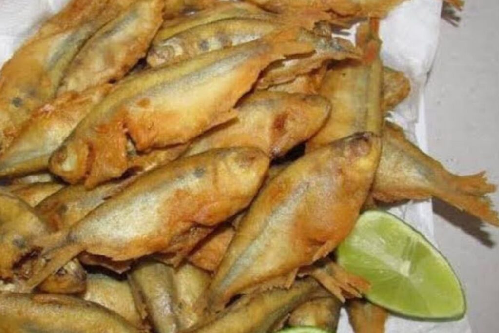 Lambari Frito com Arroz de Tomate: Sabor Caipira com Jeitinho de Beira de Rio