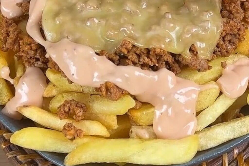 Batatas Fritas com Carne Moída: Crocância, Sabor e Praticidade em Um Só Prato