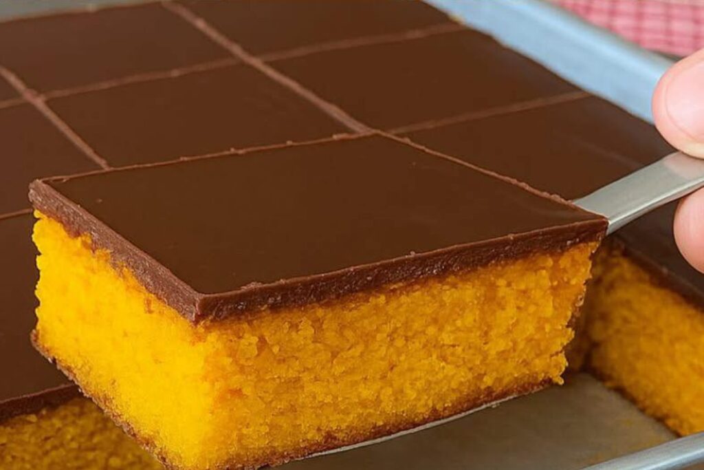 Bolo de Cenoura da Dona Nelma: Fofinho, Dourado e com Cobertura de Chocolate