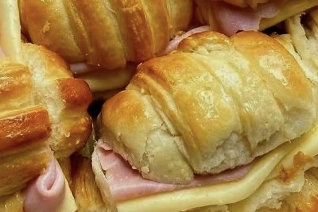 Mini Croissants Recheados com Presunto e Queijo: crocância, praticidade e sabor em cada mordida