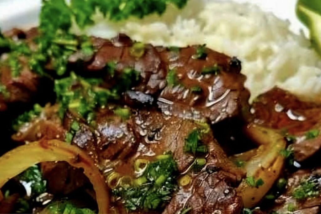 Bife Suculento na Panela de Pressão com Molho e Cebola – Sabor que Desmancha na Boca