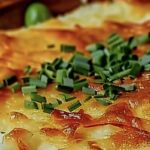 Escondidinho de Mandioca com Carne Seca – Uma Receita que Abraça o Paladar