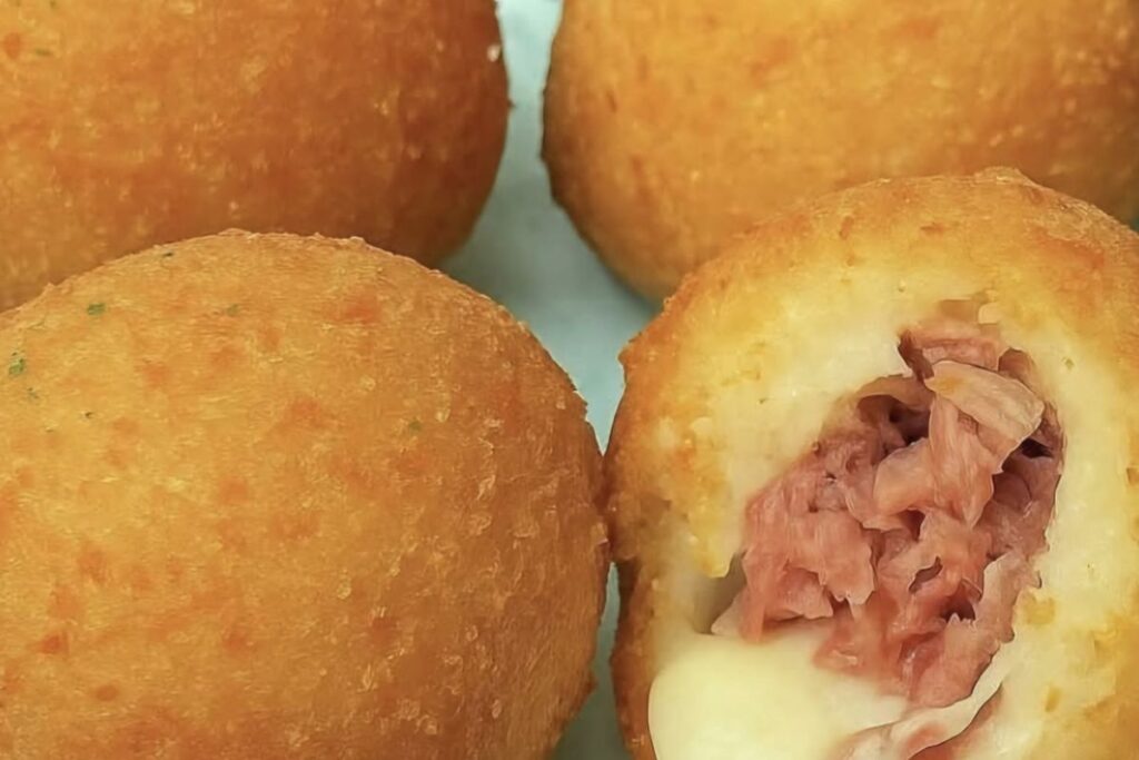 Bolinhos de Calabresa com Batata – Um petisco irresistível para qualquer ocasião